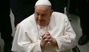 Após sair de &#039;estado crítico&#039;, papa Francisco tem boa noite de sono, diz Vaticano