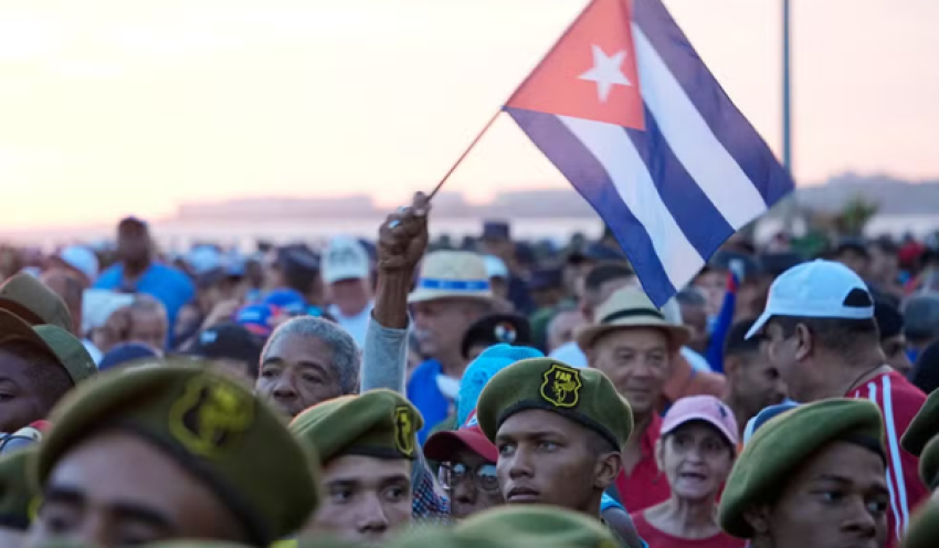Cubanos protestam em frente à embaixada dos EUA em Havana contra acusação de Raúl Castro