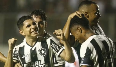 Botafogo bate o Vitória no Barradão e assume a liderança do Brasileirão