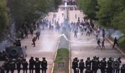 Milhares de manifestantes se reúnem em Lima para pedir renúncia da presidente