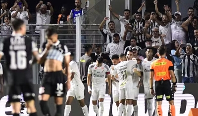 Sob olhares de Neymar, Santos vence clássico na Vila e afunda Corinthians