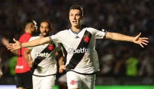 Vasco vence Atlético-GO e avança às quartas de final da Copa do Brasil