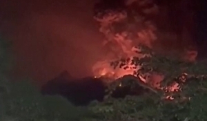 Erupção de vulcão na Indonésia provoca fuga de centenas de moradores