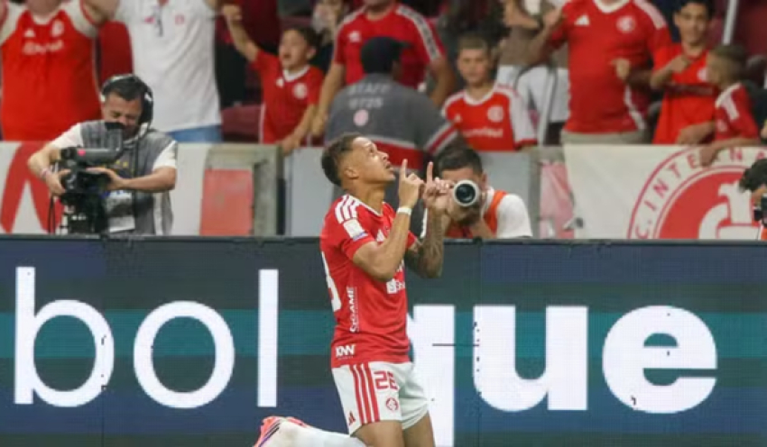 Com gol relâmpago, Inter bate Corinthians e segue vivo na luta para deixar o Z-4
