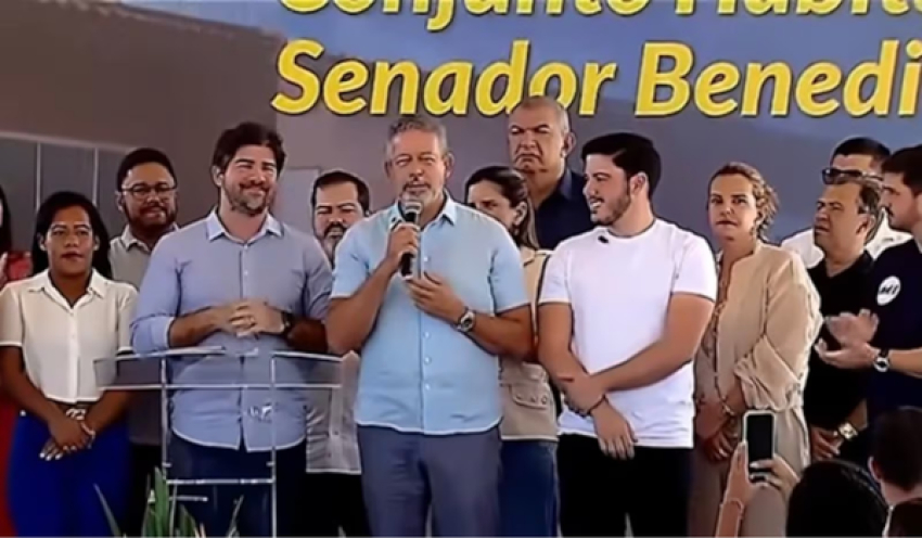 Rival do palanque de Lula em Alagoas, Lira vai à entrega do Minha Casa, Minha Vida