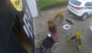 Mulher é presa ao tentar entrar em presídio com droga escondida em cadeira de rodas, em João Pessoa