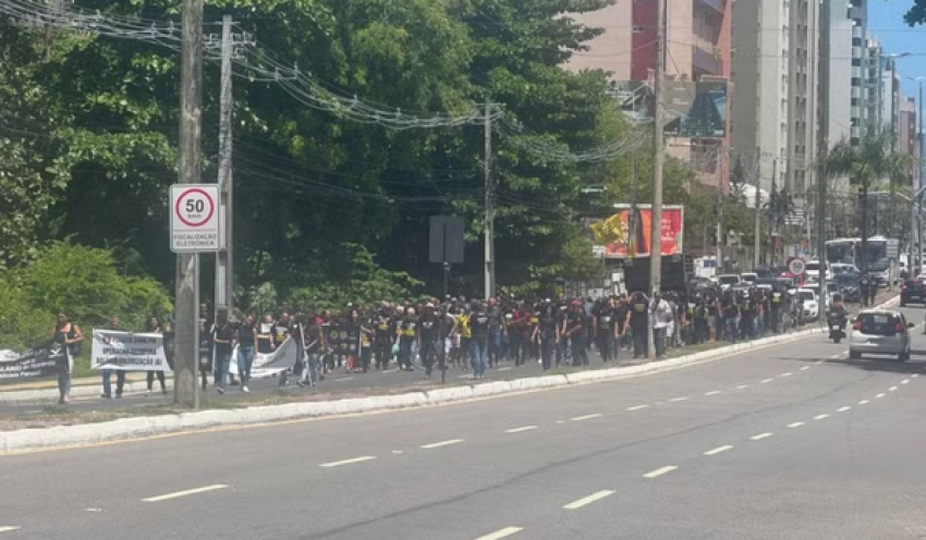 Policiais civis, penais e militares realizam protesto na Avenida Epitácio Pessoa, em João Pessoa