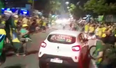 Carro com adesivo de Lula é depredado em ato bolsonarista na Paraíba