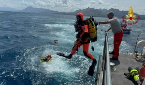 Desaparecidos em naufrágio de iate na Itália podem estar em bolsões de ar dentro do barco, diz jornal