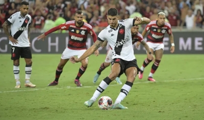 Vasco vence clássico, tira invencibilidade do Flamengo e se aproxima da semi