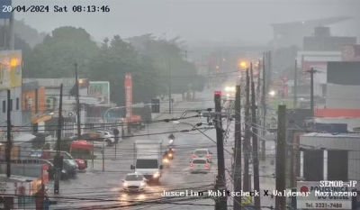 Chuva intensa provoca alagamentos e queda de árvores, em João Pessoa