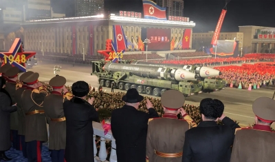 Ditador norte-coreano mostra filha e novos mísseis nucleares em desfile