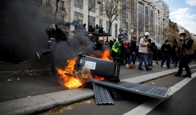 População faz manifestação violenta em Paris contra reforma da previdência