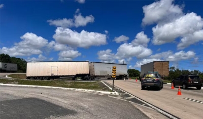 Caminhão bitrem tomba em Alhandra, na PB, bloqueia parcialmente a BR-101 e causa congestionamento