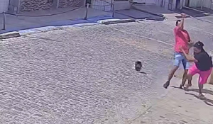Homem é flagrado agredindo mulher com golpes de faca no Sertão da PB