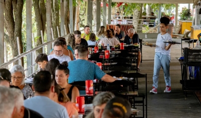 Serviços caem 3,1% no Brasil em janeiro, maior queda da história para o mês