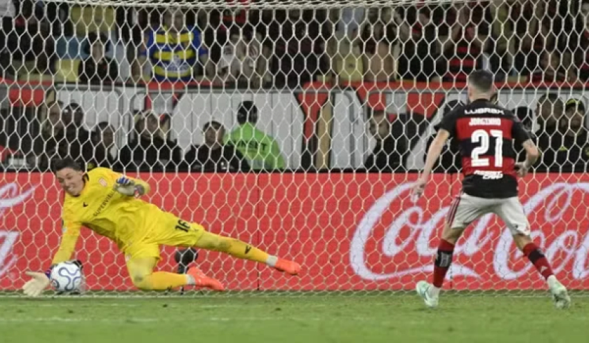 Flamengo não faz gol, perde para o Estudiantes nos pênaltis e cai na Libertadores