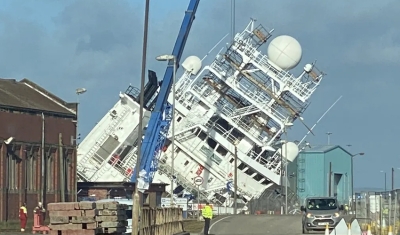 Navio tomba em porto da Escócia e deixa feridos; veja imagem