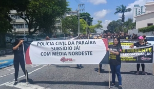 Policiais civis, penais e militares fazem protesto em João Pessoa