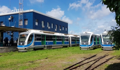 Homem é atropelado por trem em João Pessoa ao tentar ultrapassar trilho por passagem clandestina