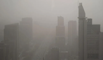 Tempestade de areia atinge Pequim, na China, e polícia pede que pessoas evitem as ruas