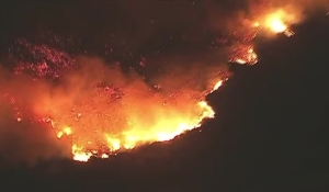 Incêndio florestal na Califórnia avança rápido e força evacuações perto de Malibu