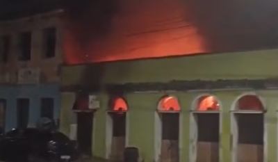 Incêndio destrói imóvel abandonado no Centro Histórico de João Pessoa