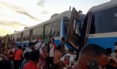 Dois trens colidem de frente em João Pessoa e deixam vítimas