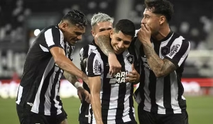 Botafogo goleia o Juventude no Nilton Santos e entra no G-4 do Brasileirão