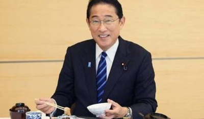 Primeiro-ministro japonês come peixe de Fukushima após despejo de águas da central nuclear