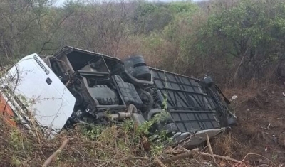 Ônibus tomba e deixa 13 pessoas feridas na BR-116, no Sertão da PB