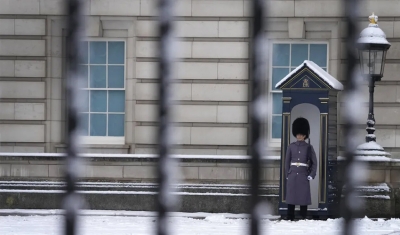 Polícia prende homem do lado de fora do palácio de Buckingham, em Londres