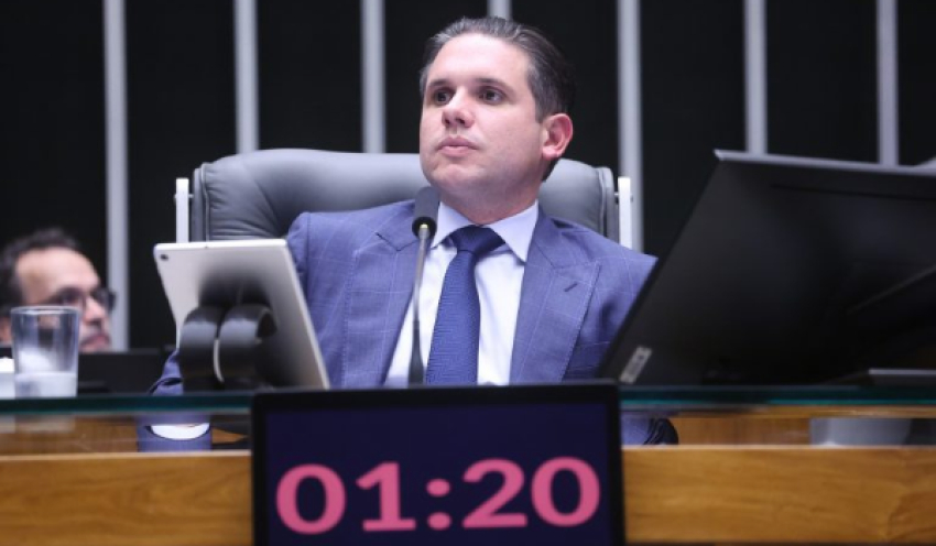 Hugo Motta comemora aprovação do fim da escala 6x1 no Senado