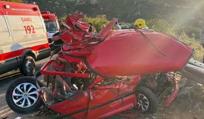 Caminhão e carro ficam destruídos em acidente grave, e todos os cinco ocupantes sobrevivem