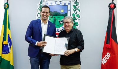 João Azevêdo transmite cargo para vice-governador Lucas Ribeiro