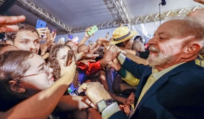 Lula entrega casas populares no Rio, cita 9.000 obras paradas e diz: ‘Esse país foi abandonado’