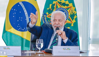 Lula faz radiografia no quadril pouco mais de um ano após cirurgia, informa Planalto