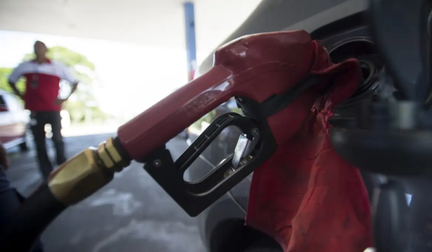 Com nova alta mundial do petróleo, governo mantém desconto na gasolina