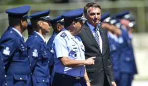 Ex-comandante do Exército ameaçou prender Bolsonaro, diz ex-FAB