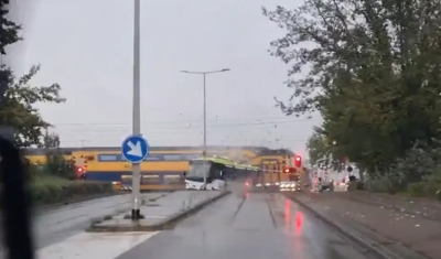 Trem atinge ônibus em cruzamento na Holanda