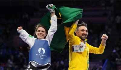 Medalhistas paralímpicos desembarcam na Paraíba e têm recepção calorosa