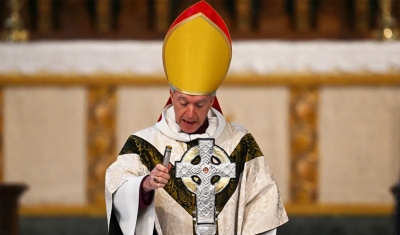 Papa doa dois pequenos pedaços da cruz de Jesus Cristo para coroação de Charles III