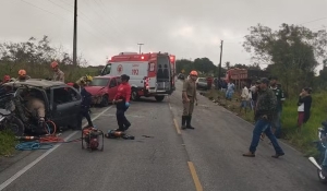 Acidente na PB-115 envolvendo dois carros e um caminhão deixa uma pessoa morta e oito feridas