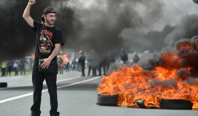 Macron enfrenta mais um dia de protestos em toda a França por causa do aumento da idade de aposentadoria