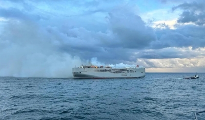 Uma pessoa morre e várias ficam feridas após navio com 3 mil carros pegar fogo na costa da Holanda