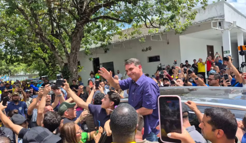 Flávio acusa Dino de interferência política ao comentar operação da PF contra desvio de emendas para 'Dark Horse'