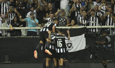 Tiquinho Soares marca, Hugo faz golaço e Botafogo vence Guaraní de virada pela Sul-Americana