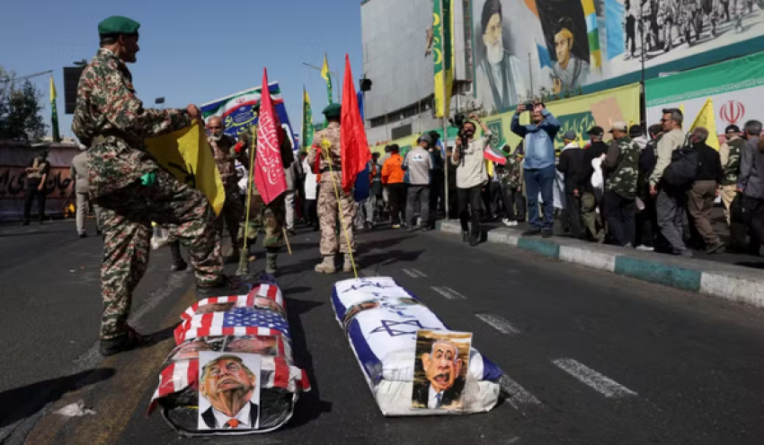 Irã faz desfile militar com 'caixões' de Trump e Netanyahu e batalhão de mulheres com AK-47
