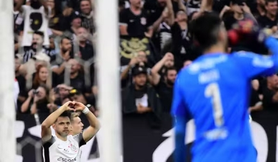 Corinthians vence o Flamengo e ganha fôlego contra o rebaixamento