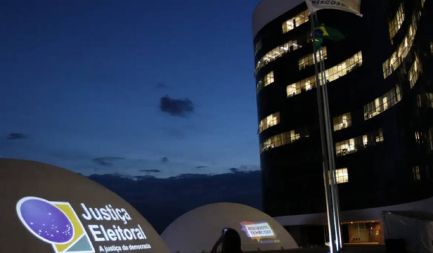TSE adia decisão sobre suspensão de pesquisa de voto para presidente